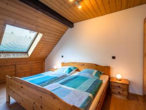 トートナウベルクにあるCosy apartment in Todtnauberg in the Black Forest with private terraceの窓付きの客室の大型ベッド1台分です。