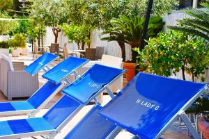 Eine Gruppe blauer Stühle steht auf einer Terrasse in der Unterkunft Hotel Lady G in Tortoreto Lido