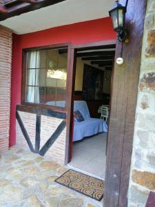 Una puerta a un dormitorio con una cama en una habitación. en Iturbe1, en Busturia