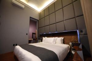 1 dormitorio con 1 cama grande en una habitación en Casa Prim Hotel Boutique en Ciudad de México