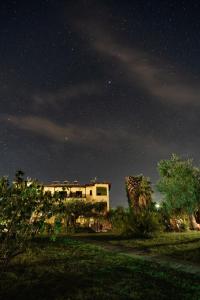 une maison sous un ciel étoilé la nuit dans l'établissement Villa Kalliopi, à Gerakini