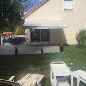 un toldo blanco en un lado de una casa en FABYANN, en Marieulles