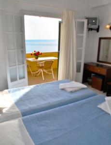 Postel nebo postele na pokoji v ubytování Apartments with pool maria on Agios Gordios Beach