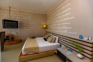 Un pat sau paturi într-o cameră la Dco Suites Lounge & Spa