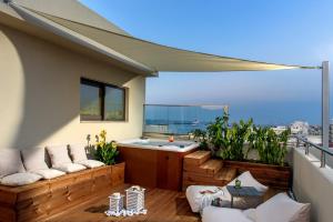 un balcone con vasca da bagno in un edificio di DOM Boutique Hotel a Heraklion