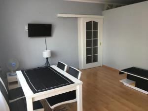 salon z białym stołem i krzesłami w obiekcie Wygodny Apartament w mieście Gdynia