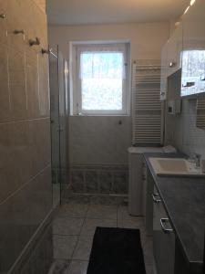 W łazience znajduje się prysznic i umywalka. w obiekcie Wygodny Apartament w mieście Gdynia
