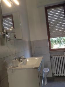 La salle de bains est pourvue d'un lavabo et d'un miroir. dans l'établissement Casa Do Sol Apartment, à Peschiera del Garda