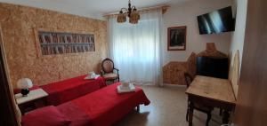 a hotel room with two beds and a table at Venice Treviso Airport Bed in Treviso