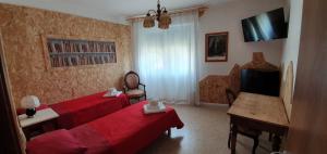 una camera d'albergo con due letti e un tavolo di Venice Treviso Airport Bed a Treviso