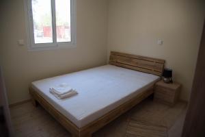 una piccola camera con un letto e una finestra di Camping Drepanos a Igoumenítsa