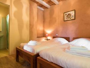 una camera da letto con due letti e uno specchio di Cottage in Chaleix near Forest & Lake a Chaleix Altre 32 foto
