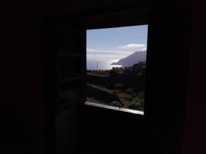 GarafíaにあるCasa Fema HIKERS PARADISEの窓から海の景色を望めます。