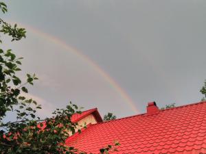 a rainbow over the roof of a house at Відпочинок у Карпатах, мінеральні ванни, банний Чан! in Verkhniy Bystryy +4 photos