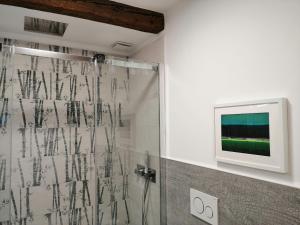 łazienka z prysznicem i telewizorem na ścianie w obiekcie Stefany's Home Venice Apartment w Wenecji +37 zdjęć