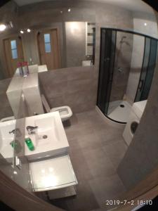 uma casa de banho com um lavatório, um chuveiro e um WC. em 1110 Śmiałego 39 - Tanie Pokoje w Apartamencie - samodzielne zameldowanie - self check in em Poznań