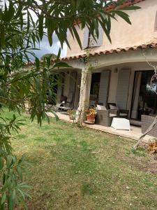 a house with a porch with a table and chairs at Lou Parpaillou in Éguilles