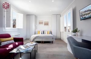 un salon avec un lit et un canapé dans l'établissement eulalia32, à Cagliari