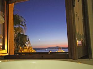 アルゲーロにあるElitonのバスタブから海の景色を望む窓