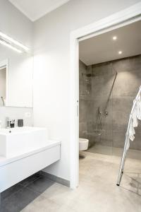 bagno bianco con lavandino e doccia di eulalia32 a Cagliari