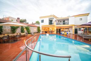 Bazén v ubytování Elia Apartments nebo v jeho okolí
