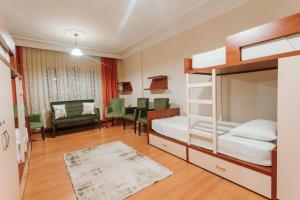 トラブゾンにあるNAZLI Apartmentのベッドルーム(二段ベッド1組付)、リビングルームが備わります。