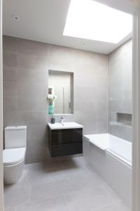 Ένα μπάνιο στο Hampden Apartments - The Richard +11 φωτογραφίες