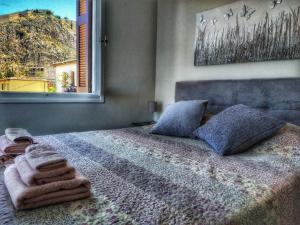 um quarto com uma cama grande e toalhas em Aggeliki Apartments em Nafplio