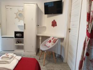 B&B Una favola di mare في لامبيدوسا: غرفة نوم صغيرة مع مكتب وكرسي