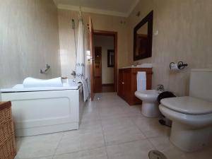 een badkamer met een witte wastafel en een toilet bij Casa do Cerrado in Montalegre
