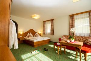 Postel nebo postele na pokoji v ubytování Familienhotel Oberkarteis + 59 fotografií