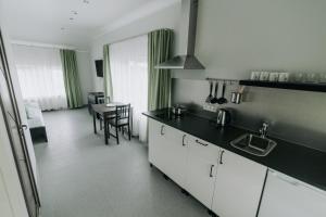 Kuchyň nebo kuchyňský kout v ubytování Jaunāmuiža Apartamenti