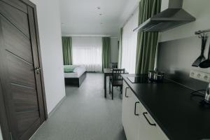 Una habitación con cocina y sala de estar. en Jaunāmuiža Apartamenti, en Valmiera 51 fotos más