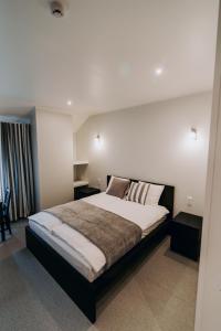 En eller flere senge i et værelse på Jaunāmuiža Apartamenti