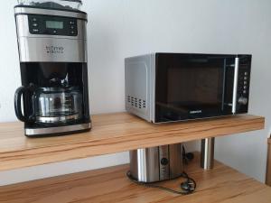 eine Mikrowelle und eine Kaffeemaschine auf der Theke in der Unterkunft Apartment FALVIG inkl. Küche in Bad Schonborn
