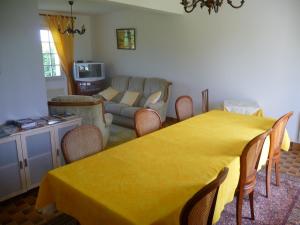 a living room with a yellow table and chairs at LE BOUT DE LA VILLE in Hirel