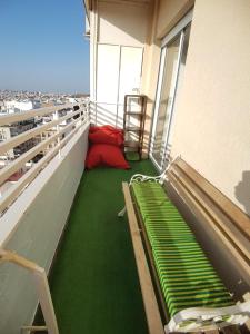 un balcón con suelo verde en un edificio en Riscalito 15, en Alicante
