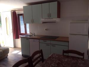 Kuchyňa alebo kuchynka v ubytovaní Villa M - 4 Persons Apartment, Put