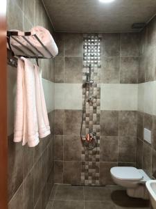 un bagno con doccia e WC di M-Rooms a Kobuleti