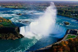 una vista aérea de las cataratas del Niágara en Niagara Inn & Suites, en Niagara Falls