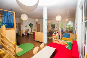 una camera per bambini con area giochi con tavolo e giocattoli di Familienhotel Oberkarteis a Hüttschlag