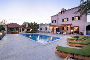 Un patio trasero con piscina y una casa. en Holiday Home Koprivno, en Koprivno