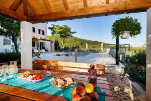 Una mesa con comida encima de un patio. en Holiday Home Koprivno, en Koprivno