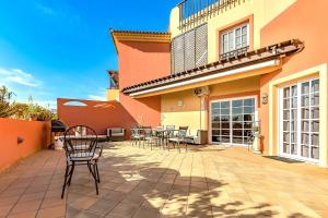 Balkón alebo terasa v ubytovaní Apartment with large terrace in Terrazas del Duque