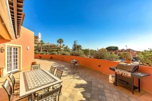 Balkón alebo terasa v ubytovaní Apartment with large terrace in Terrazas del Duque