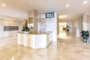 Lobby alebo recepcia v ubytovaní Apartment with large terrace in Terrazas del Duque + 37 fotografií