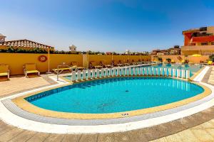 Bazén v ubytovaní Apartment with large terrace in Terrazas del Duque alebo v jeho blízkosti