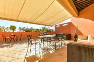 Balkón alebo terasa v ubytovaní Apartment with large terrace in Terrazas del Duque