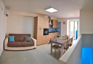 - un salon avec un canapé et une table dans l'établissement Casa sul Corso, à Salerne