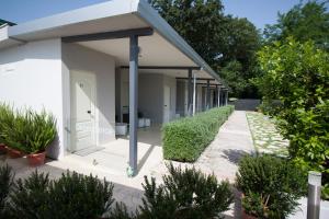 una fila de casas con plantas y árboles en Hotel Europa en Termoli